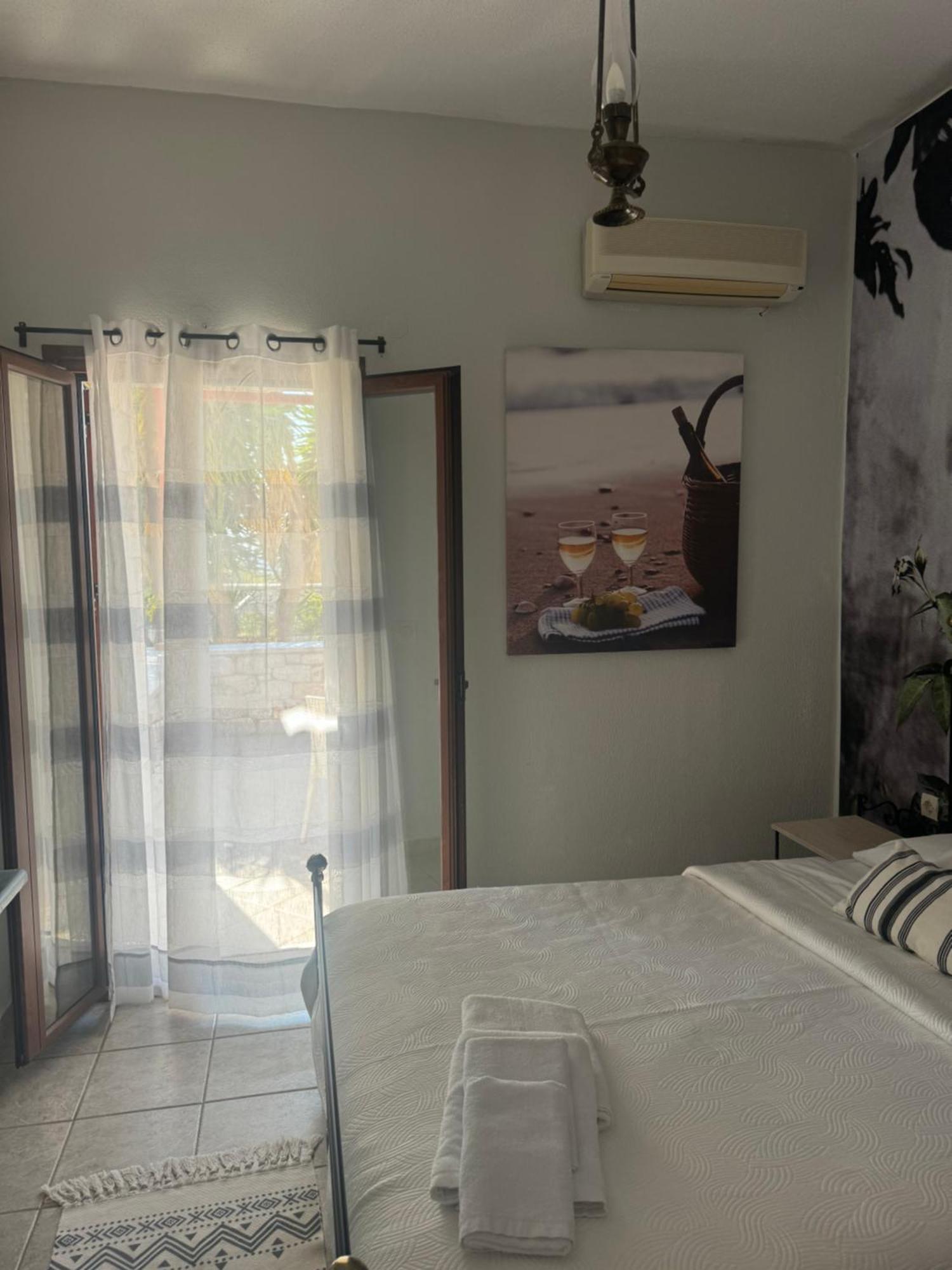 Lithos By The Sea Bed & Breakfast Neo Oitilo Exterior photo